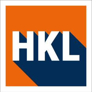 HKL Logo mit fetten weißen Buchstaben HKL auf orangefarbenem Hintergrund; die Buchstaben werfen einen langen dunkelblauen Schatten für einen modernen Look, ideal für Garten- und Landschaftsbau. Das Design wird von einem klaren weißen Rand umrahmt.