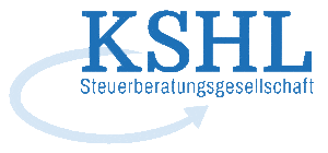 Logo mit den großen blauen Buchstaben KSHL über dem Wort Steuerberatungsgesellschaft, mit einem geschwungenen Pfeil, der die Buchstaben von links nach rechts umkreist und eine kontinuierliche Betreuung symbolisiert - wie in der Gartenpflege oder Gartengestaltung.