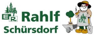 Logo mit grüner Schrift "ER Rahlf Schürsdorf" neben einem Cartoon-Gärtner mit Hut, Schürze und Pfeife, der für Gartenarbeit bereit steht. Er steht an einer Schubkarre mit kleinem Baum; Kiefern erscheinen über dem ER-Logo.