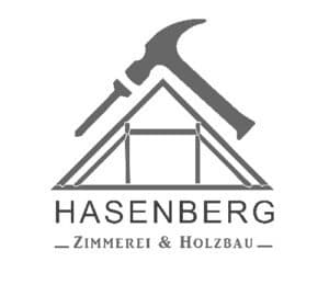 Das Logo für Hasenberg Zimmerei & Holzbau zeigt einen stilisierten Hausrahmen mit einem großen Hammer darüber, der handwerkliches Können und gute Arbeit symbolisiert. Darunter sind der Firmenname und der Slogan in fetter Schrift dargestellt.
