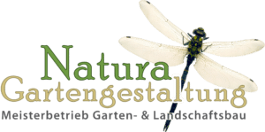 Logo für Natura Gartengestaltung Meisterbetrieb Garten- & Landschaftsbau mit einer detaillierten Libellenillustration über dem Text, die die Natur, die Gartenpflege und den fachmännischen Garten- und Landschaftsbau betont.