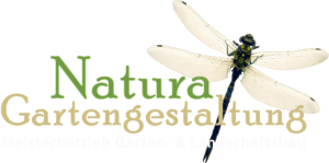 Eine große Libelle sitzt auf dem Text Natura Gartengestaltung, darunter steht in kleinerer Schrift Meisterbetrieb Garten- & Landschaftsbau. Der transparente Hintergrund unterstreicht die Kompetenz in Gartenarbeit und professioneller Gartengestaltung.