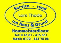 Gelber Hintergrund mit blauem Text, der für einen Handwerkerservice wirbt, darunter Gartenarbeit: Service - rund um Haus & Grund, Lars Thode, Hausmeisterdienst. Rufen Sie an unter 0 43 81 - 415 331 oder 0170 - 353 78 08.